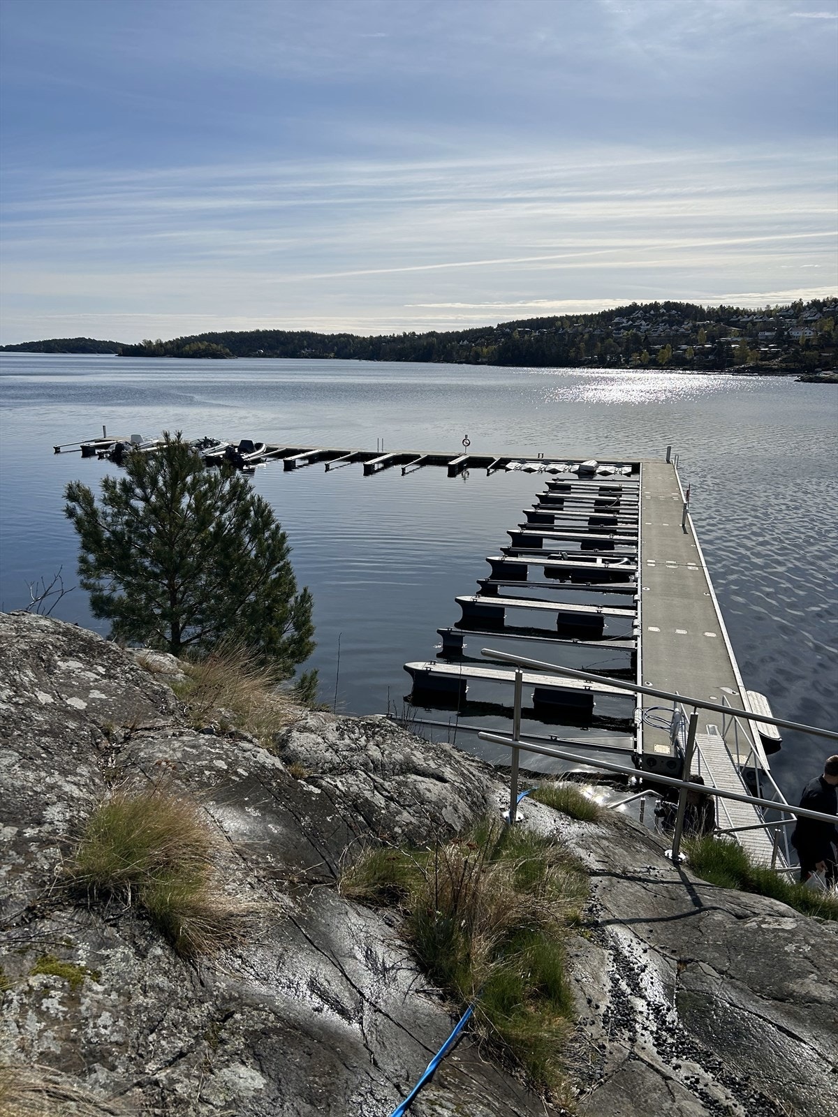 Privat bilde. Tinglyst båtplass i småbåthavn. Båtplass nr. 15. Eier opplyser om at båtplassen er ca. 3 meter bred Galleribilde