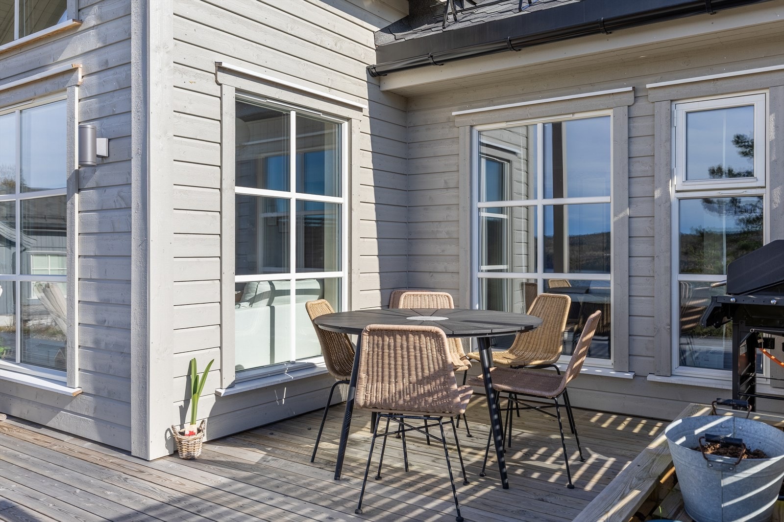 Hyggelig spiseplass utendørs Galleribilde