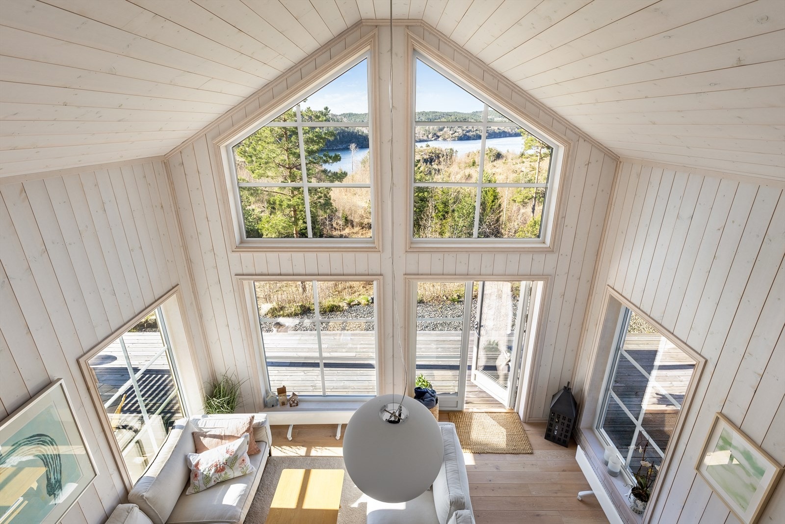 Det er åpen himling i stuen opp mot hemsen, noe som gir en luftig og god romfølelse Galleribilde