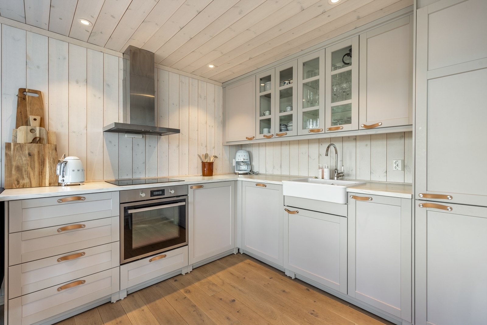 Komfyrvakt og automatisk lekkasjestopper er installert. Kjøkkenventilator med avkast ut Galleribilde