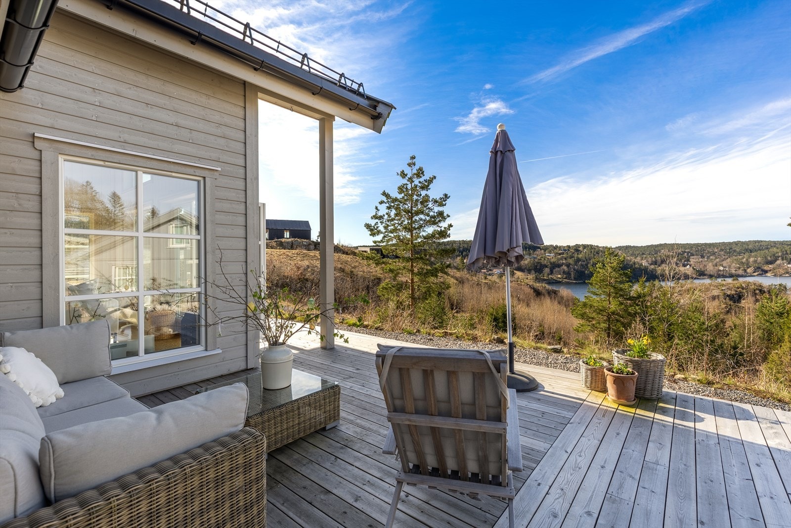 Skjermet uteplass med fin sjøutsikt Galleribilde