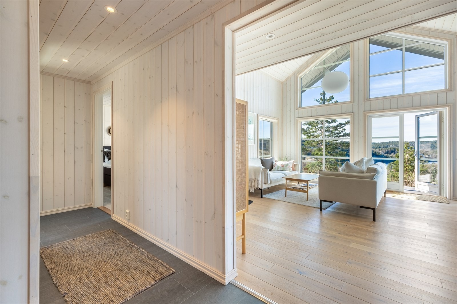 Det er to soverom på hovedplan Galleribilde