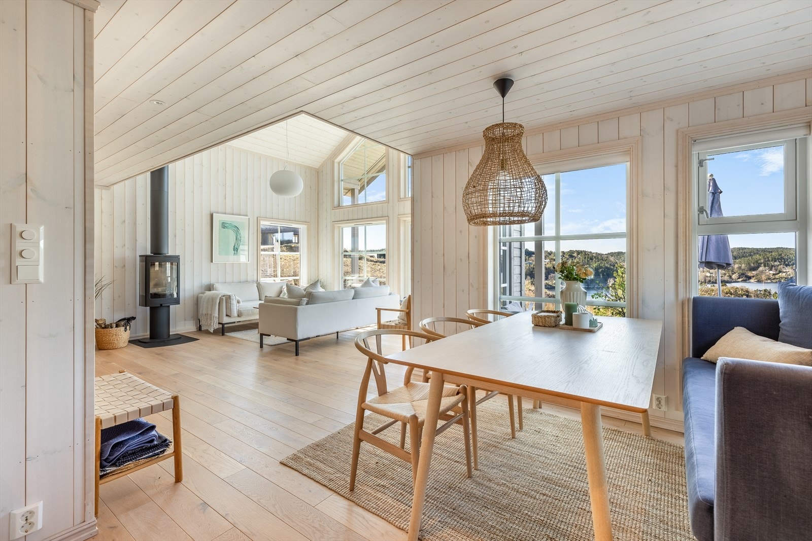 Hyggelig spiseplass i tilknytning til både stue og kjøkkenområdet Galleribilde