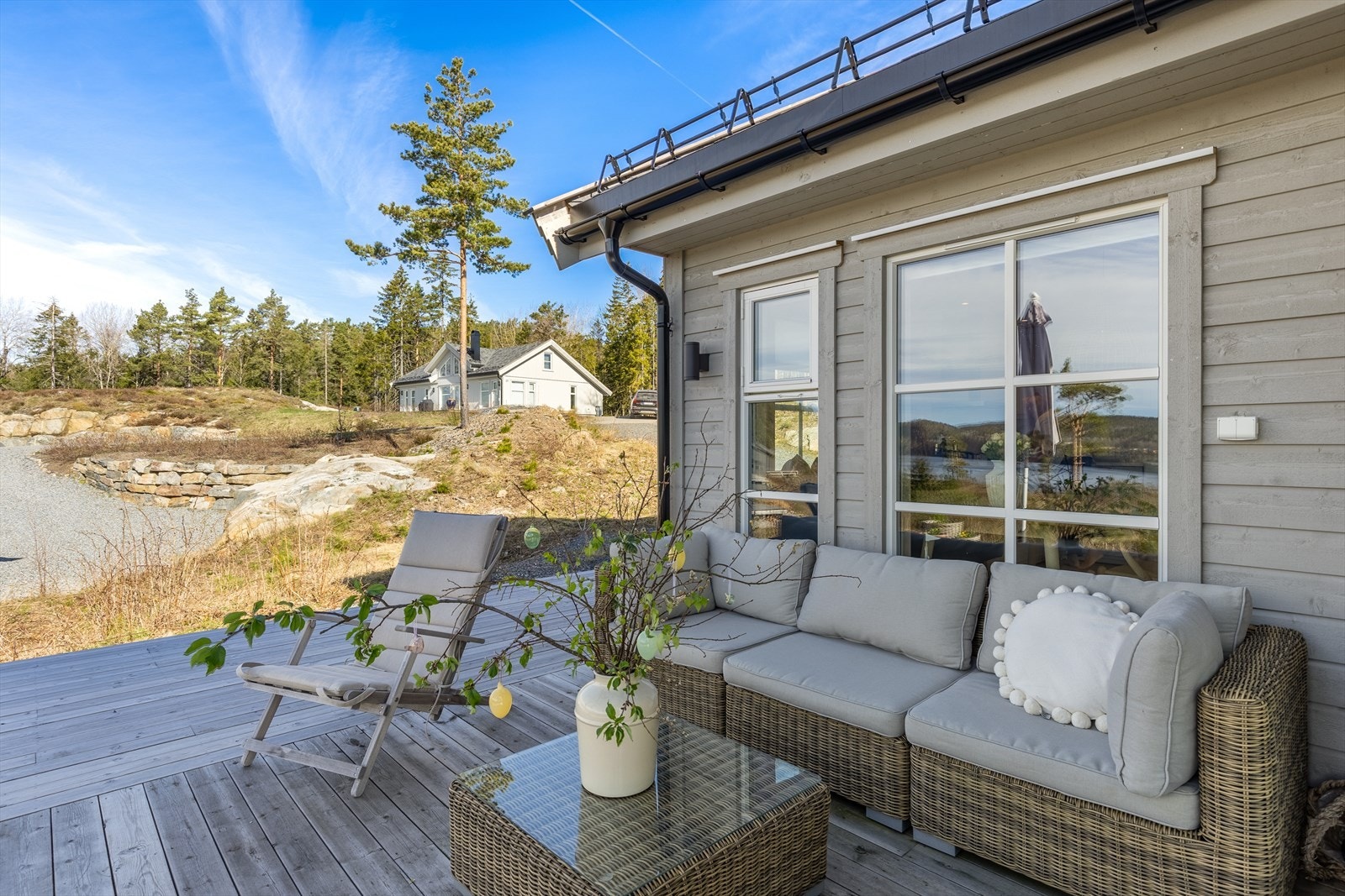 Det er flere uteplasser å velge mellom etter sol og vindforhold. Uteplassen skaper rom for sosiale sammenkomster - og utsikten fra terrassen er nydelig Galleribilde