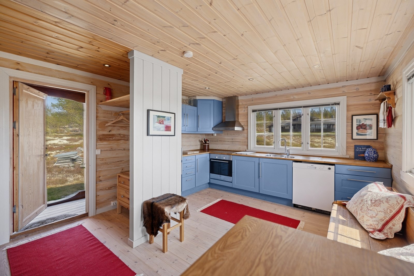 Kjøkkenet har profilerte fronter i heltre Galleribilde