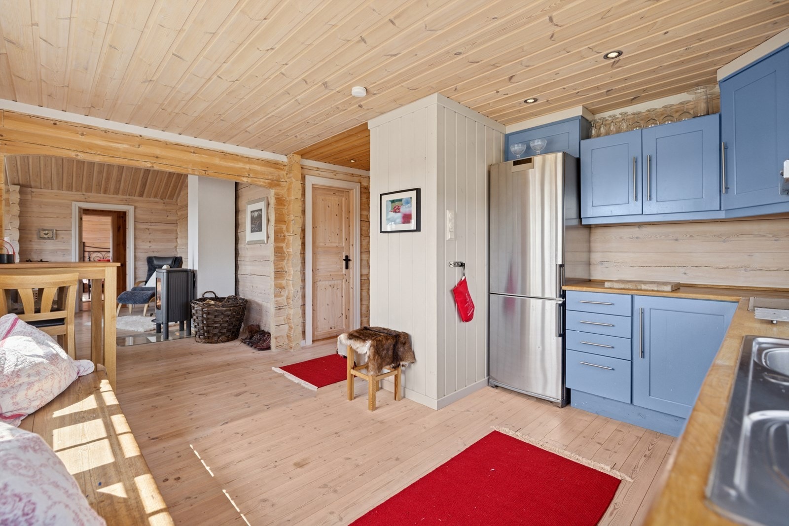 Kjøkkenet har delvis åpen løsning mot stuen Galleribilde