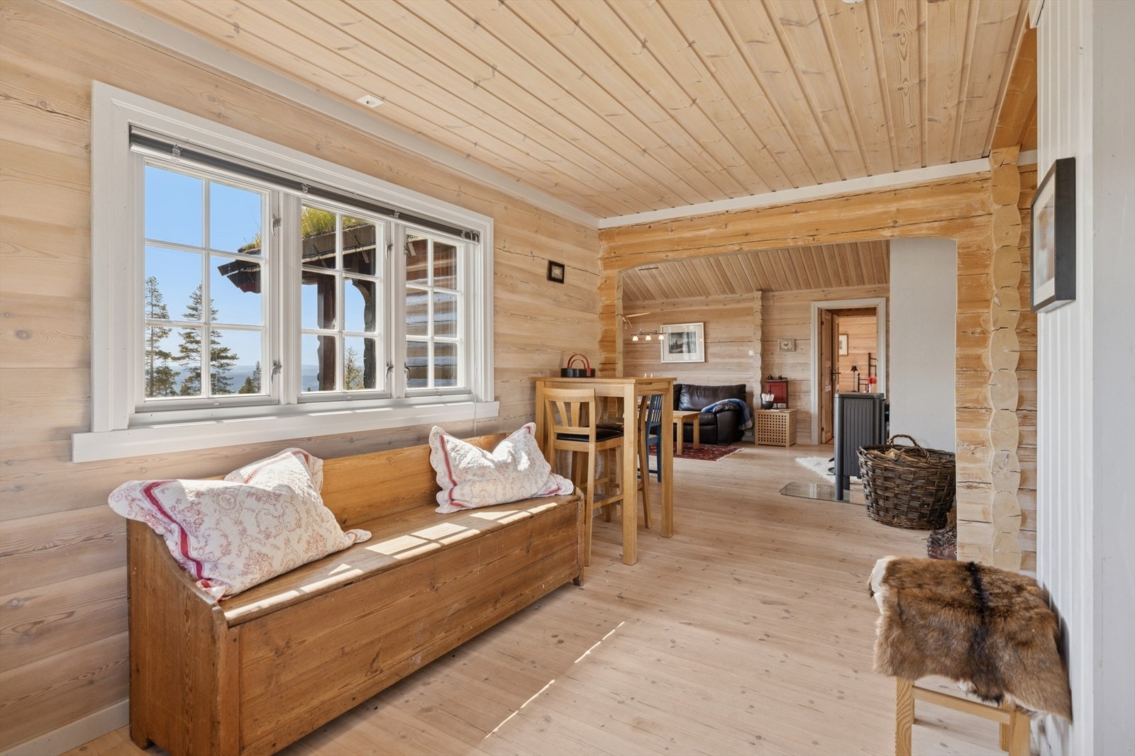 Kjøkkenet har også plass til en frokostbar Galleribilde