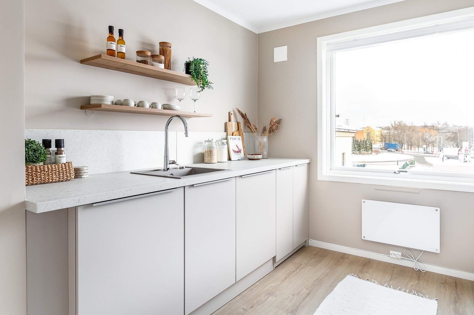 Kjøkkenet ble samtidig med renovering oppgradert med helt ny, tidsaktuell og stilsikker innredning. Galleribilde