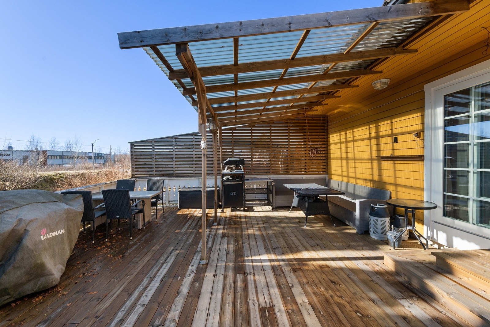 Fra stuen er det adkomst til en delvis takoverbygget terrasse på 36 m², hvor du kan nyte varme sommerdager. Galleribilde