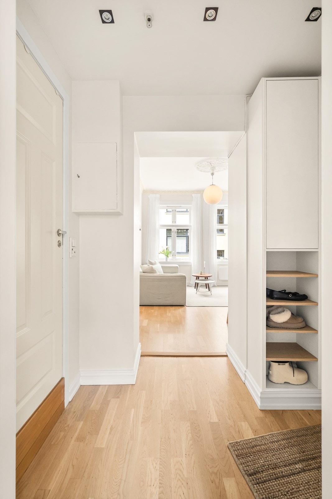 Hyggelig entré med smarte oppbevaringsløsninger. Galleribilde