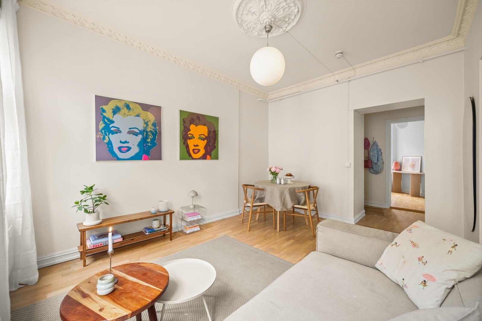 Det er plass til både sofahjørne og spisegruppe. Galleribilde