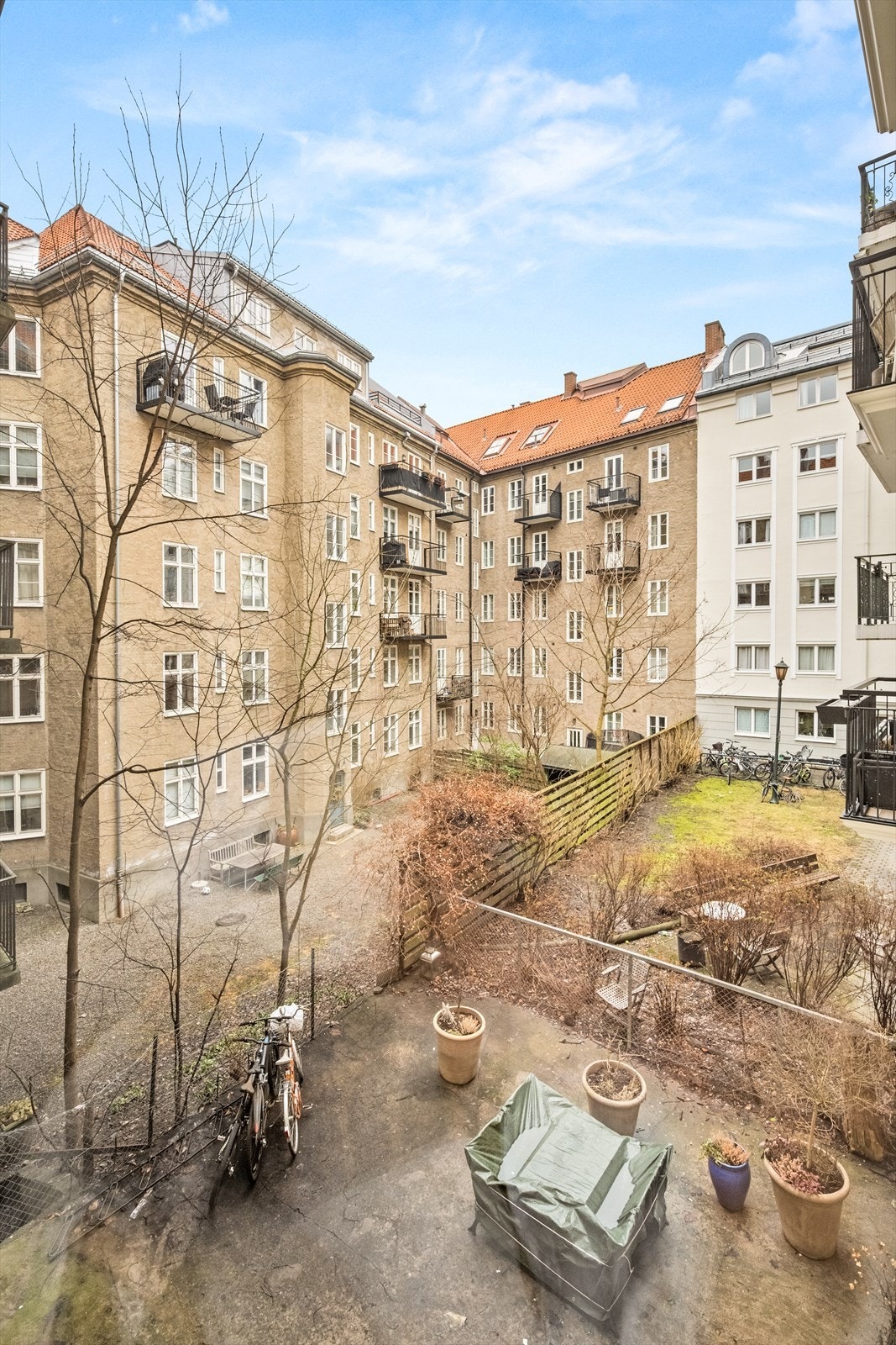 Nydelig utsyn fra stuen mot fredelig bakgård. Galleribilde