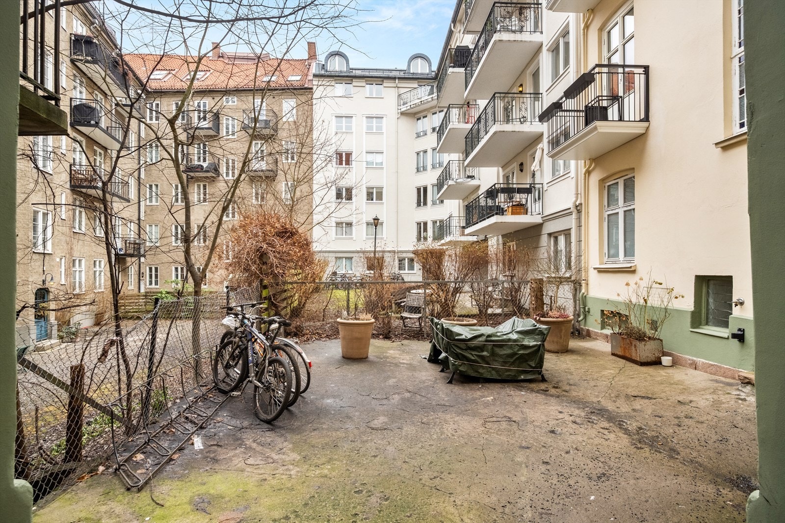 Hyggelig felles bakgård med sykkeparkering og sittegruppe. Galleribilde