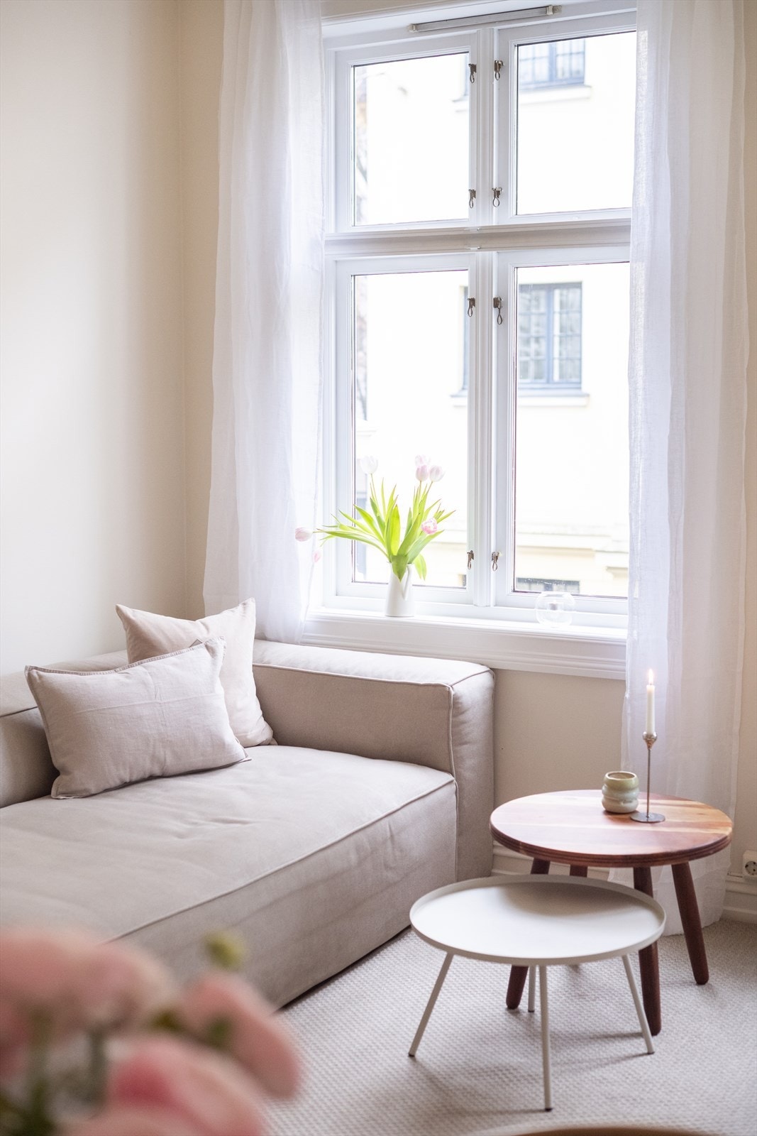 Her nytes gode lyseforhold fra store vindusflater. Galleribilde