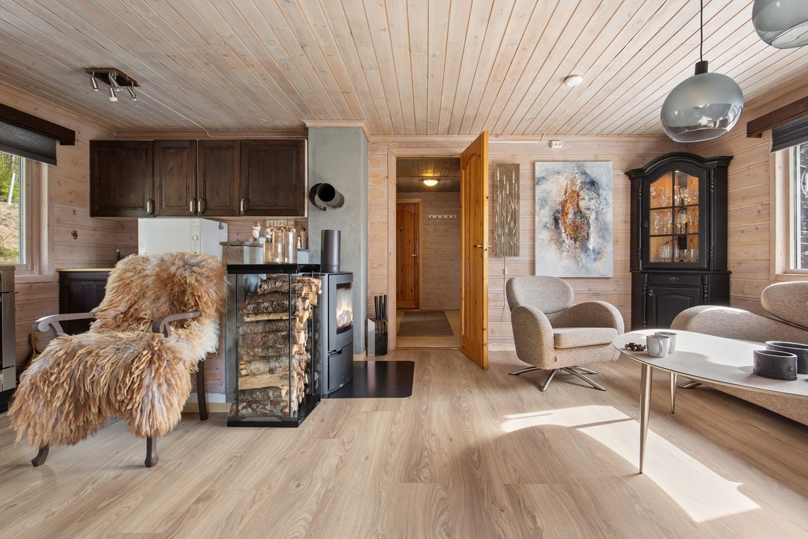 Gjennomgående trepanel på vegger og i himling gir en lun og tradisjonell hyttestemning. Galleribilde