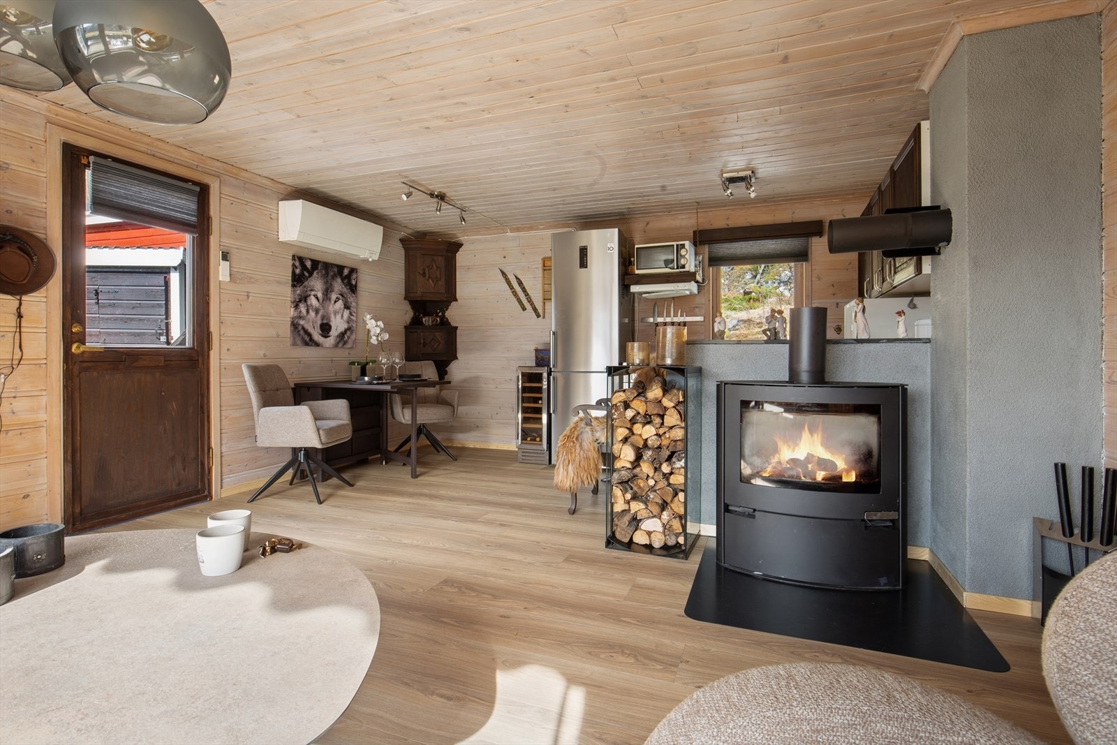 Peisen ble demontert ved legging av nytt gulv, og vil bli koblet til før overtagelse. Galleribilde