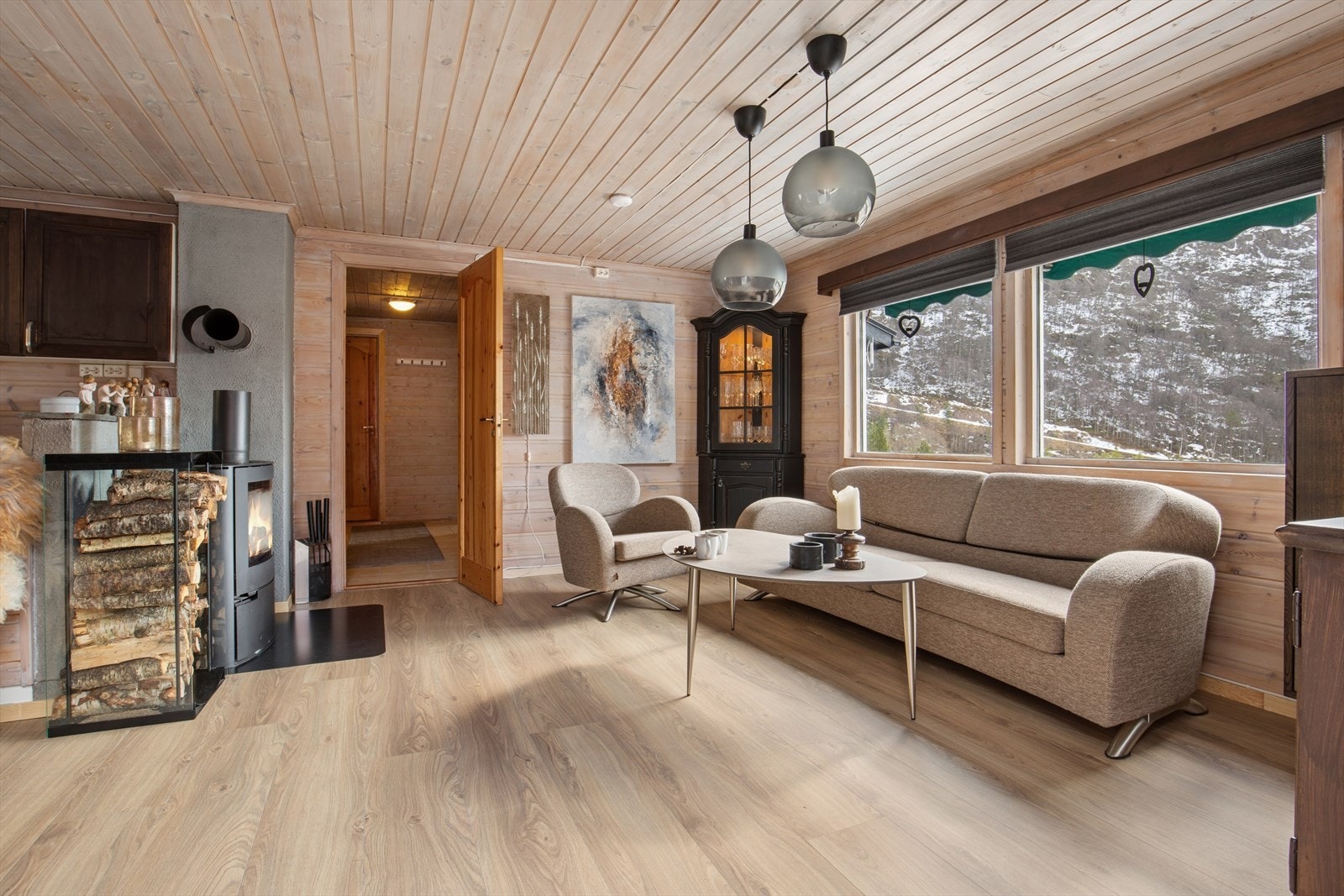 Det kombinerte stue- og kjøkkenområdet inviterer til sosialt samvær. Galleribilde