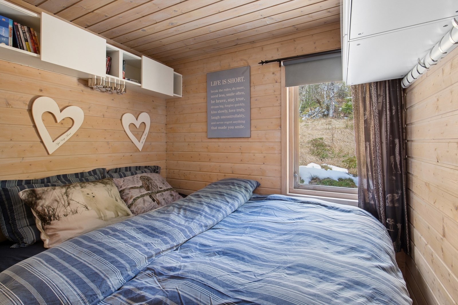 Hytta har tre soverom. Hovedsoverommet har plass til dobbeltseng og smart oppbevaring. Galleribilde