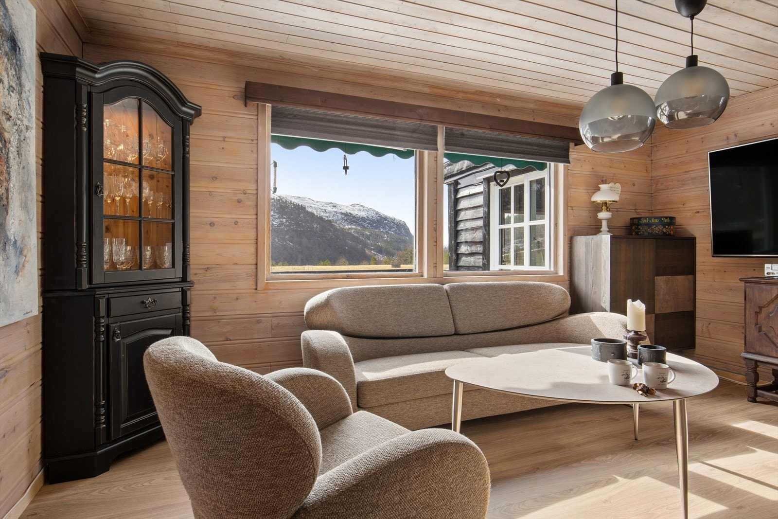 Et lyst og trivelig oppholdsrom med flere møbleringsmuligheter. Galleribilde