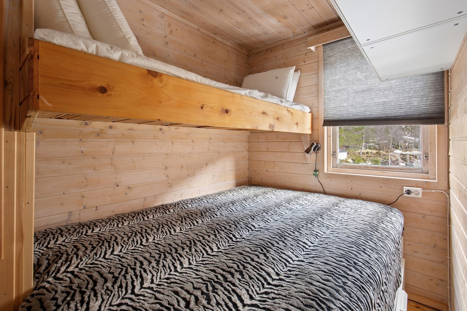 To av soverommene har plassbygde senger for å maksimere antall soveplasser. Galleribilde