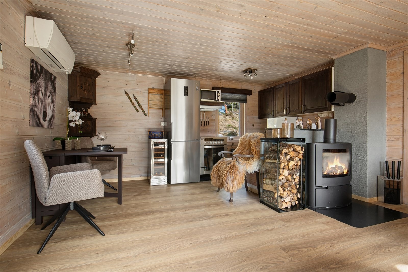 Her er det både vedovn og varmepumpe for god temperatur i hytta. Galleribilde