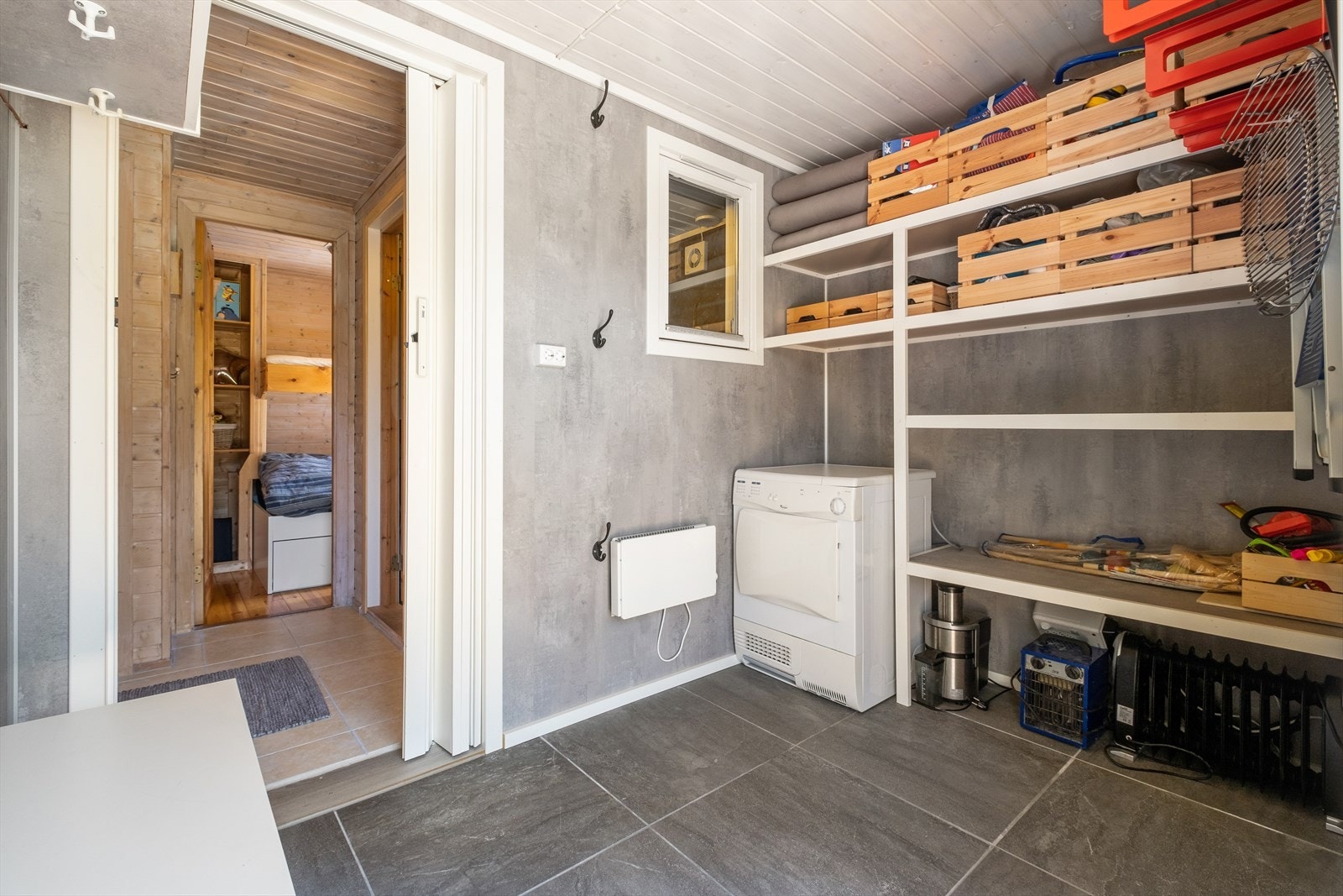 Entré med god plass til oppbevaring av ski og turutstyr. Galleribilde