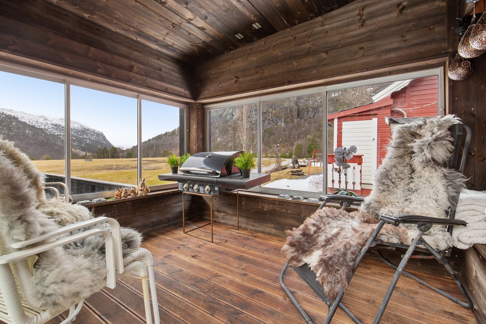 Den frittstående hagestuen på 6 m² gir et ekstra, lunt oppholdsrom med nærhet til naturen. Galleribilde