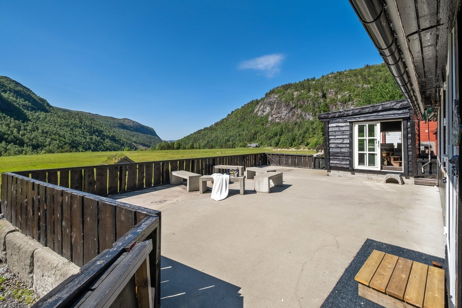 Den store uteplassen på ca. 100 m² gir rikelig med rom for utemøbler, grill og sosialt samvær. Galleribilde