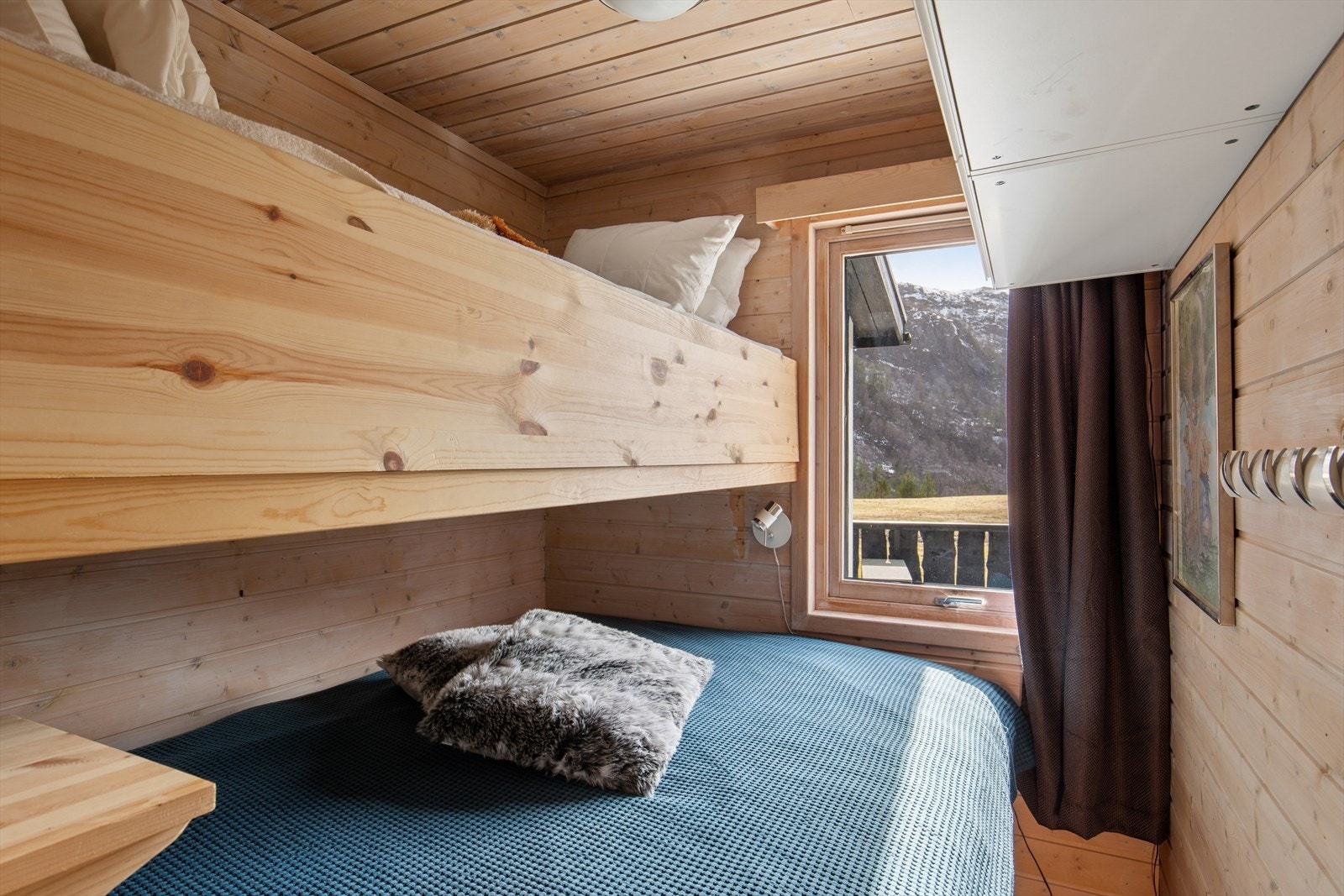 Køyesengene gjør dette til et ideelt rom for barn eller gjester. Galleribilde