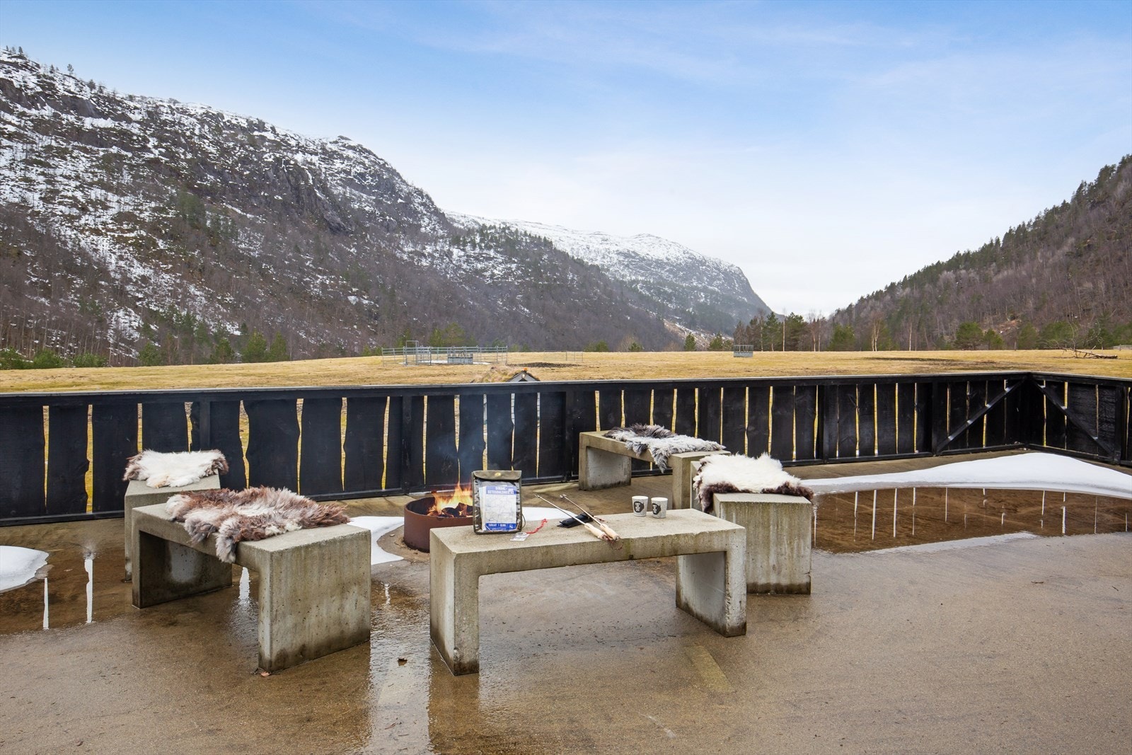 Uteplassen er like anvendelig på vinterstid, perfekt for en kopp kakao rundt bålpannen. Galleribilde