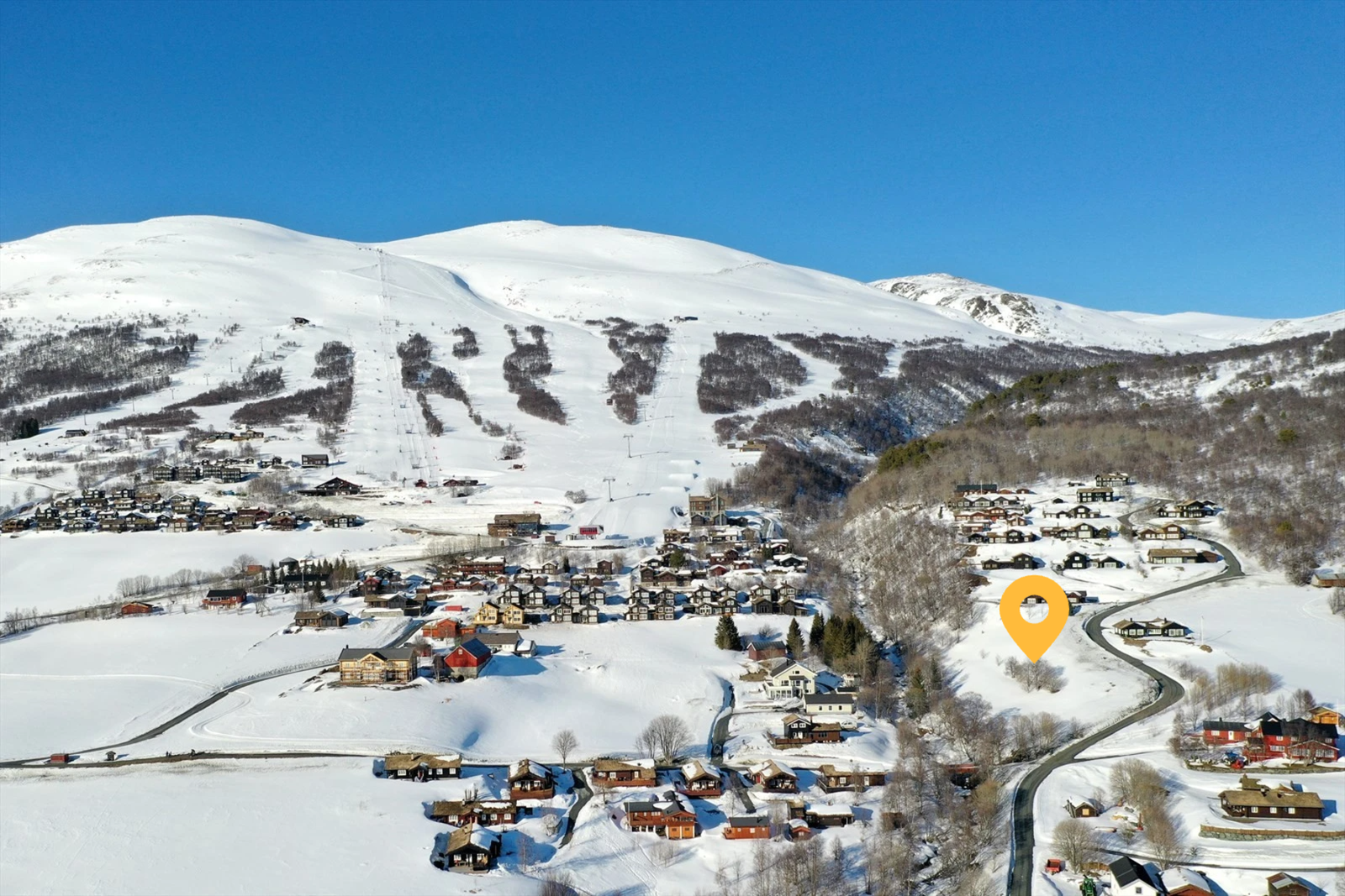 Tomt markert. Dronefoto over tomteområdet og alpinanlegget i Vangslia Galleribilde