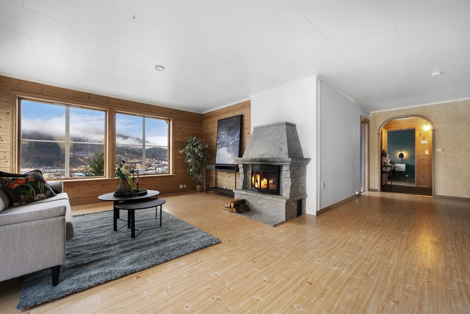 Stova er av god storleik og innreiia med flott peisomn Galleribilde