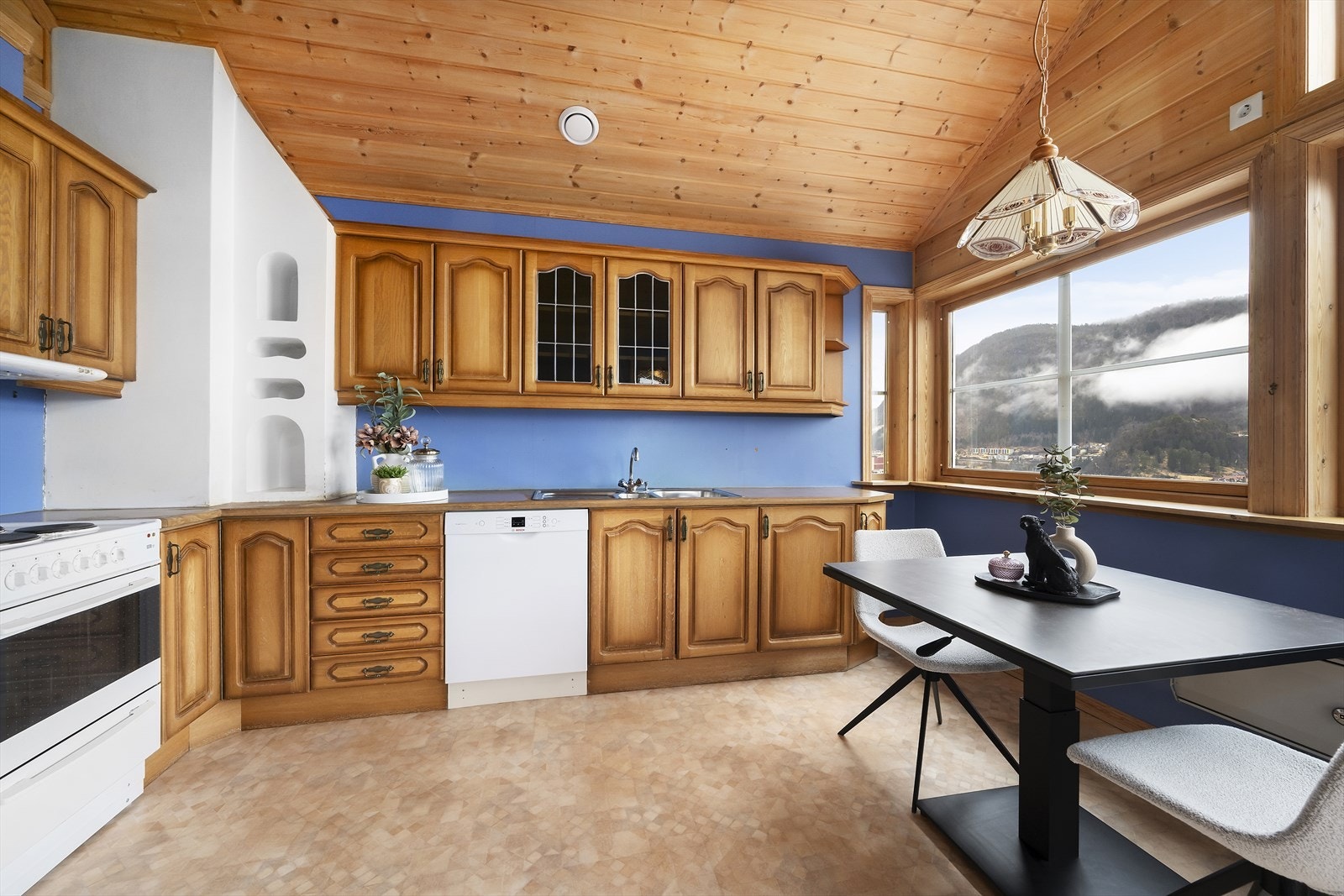 Kjøkkenet har profilerte eikefrontar og rikeleg med skåp- og benkeplass Galleribilde