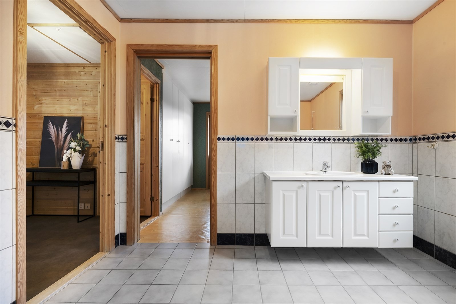 Tilkomst til bad både frå hovudsoverom og gang Galleribilde