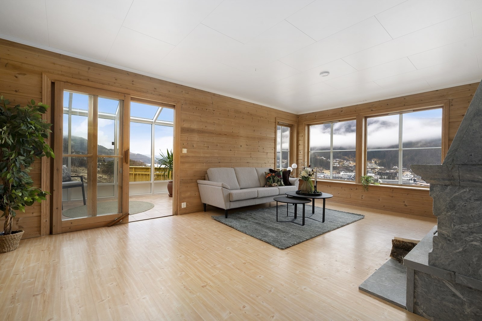 Bustaden er arkitektteikna med ei spennande planløysing og flott utsikt Galleribilde