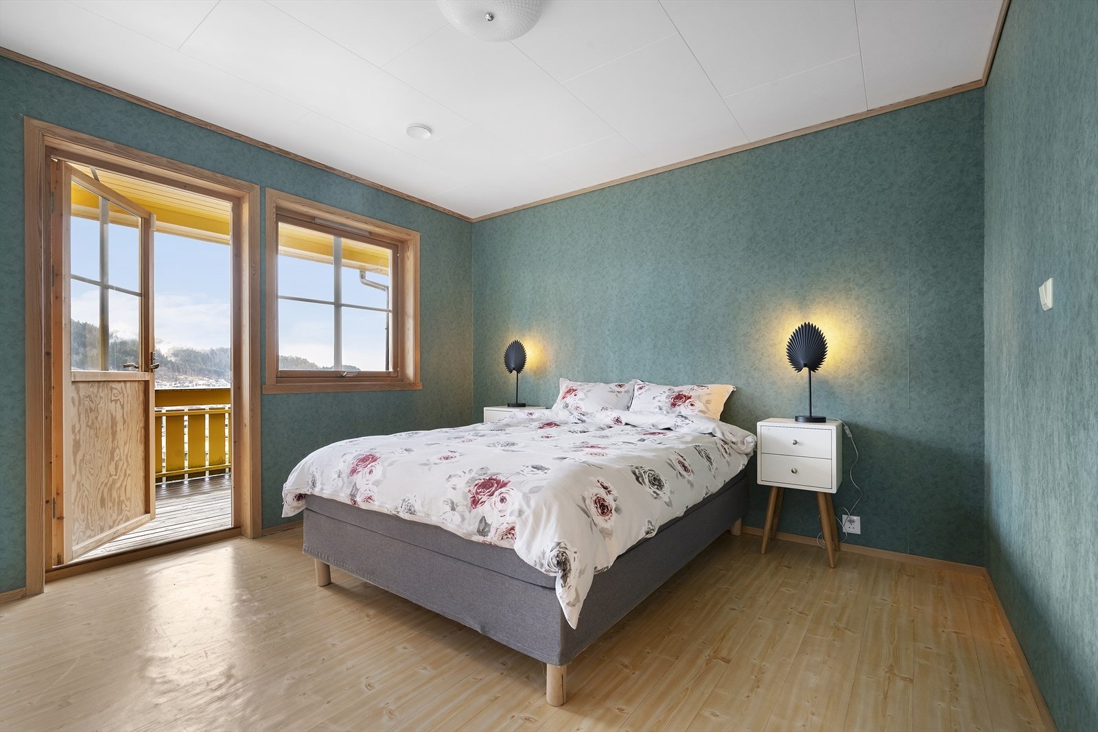 Terrassen har også tilkomst via romsleg hovudsoverom Galleribilde