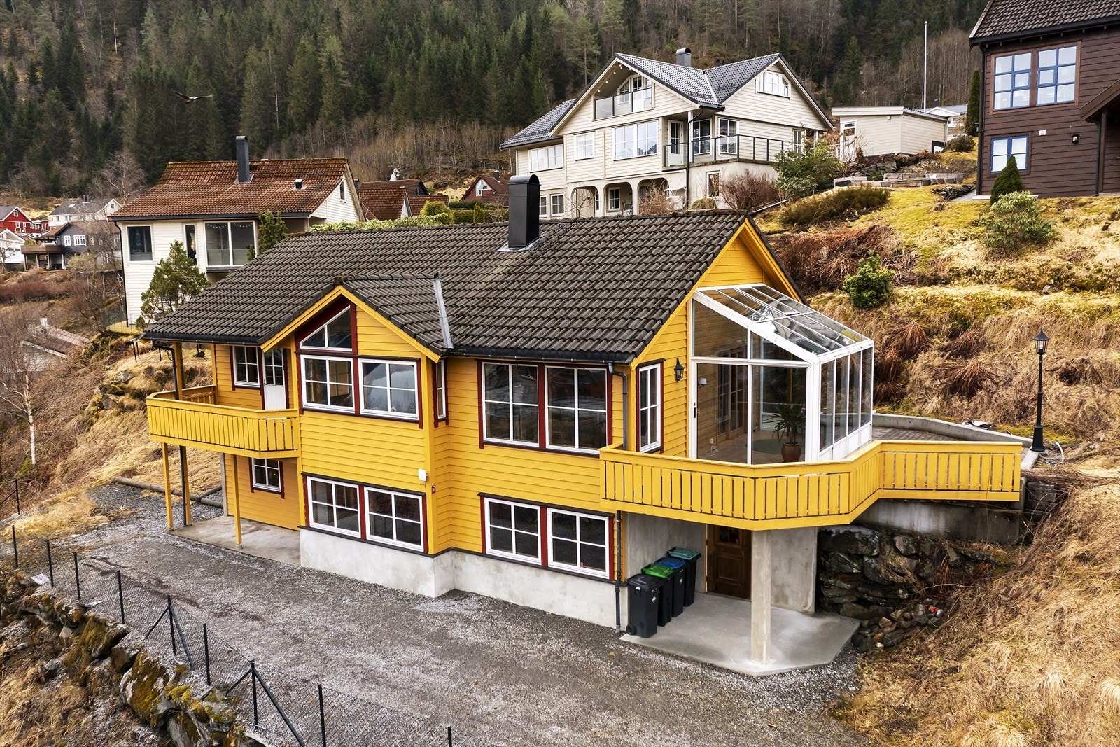 Frå frittståande garasje er det tilkomst til stort tun med overbygde inngangsparti for både hovuddel og hybel Galleribilde