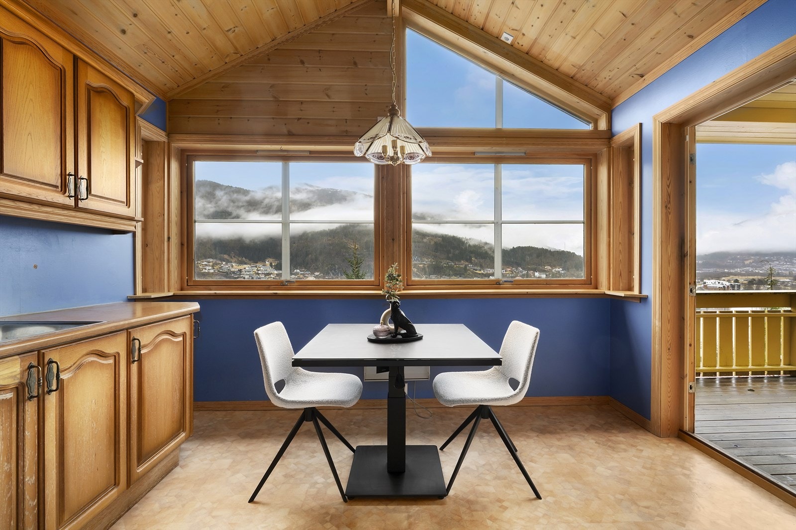 Terrassedør leiar ut til overbygd terrasse med morgonsol Galleribilde