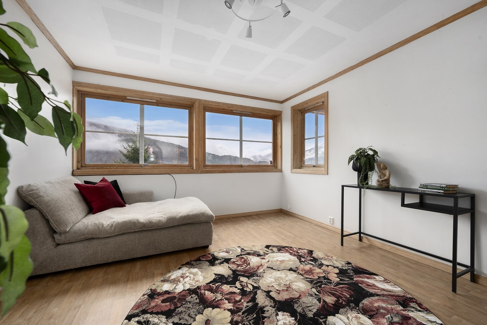 Eit av to soverom i 1. etasje. Rommet har lydhimling og eignar seg også godt som avlastningsstove Galleribilde