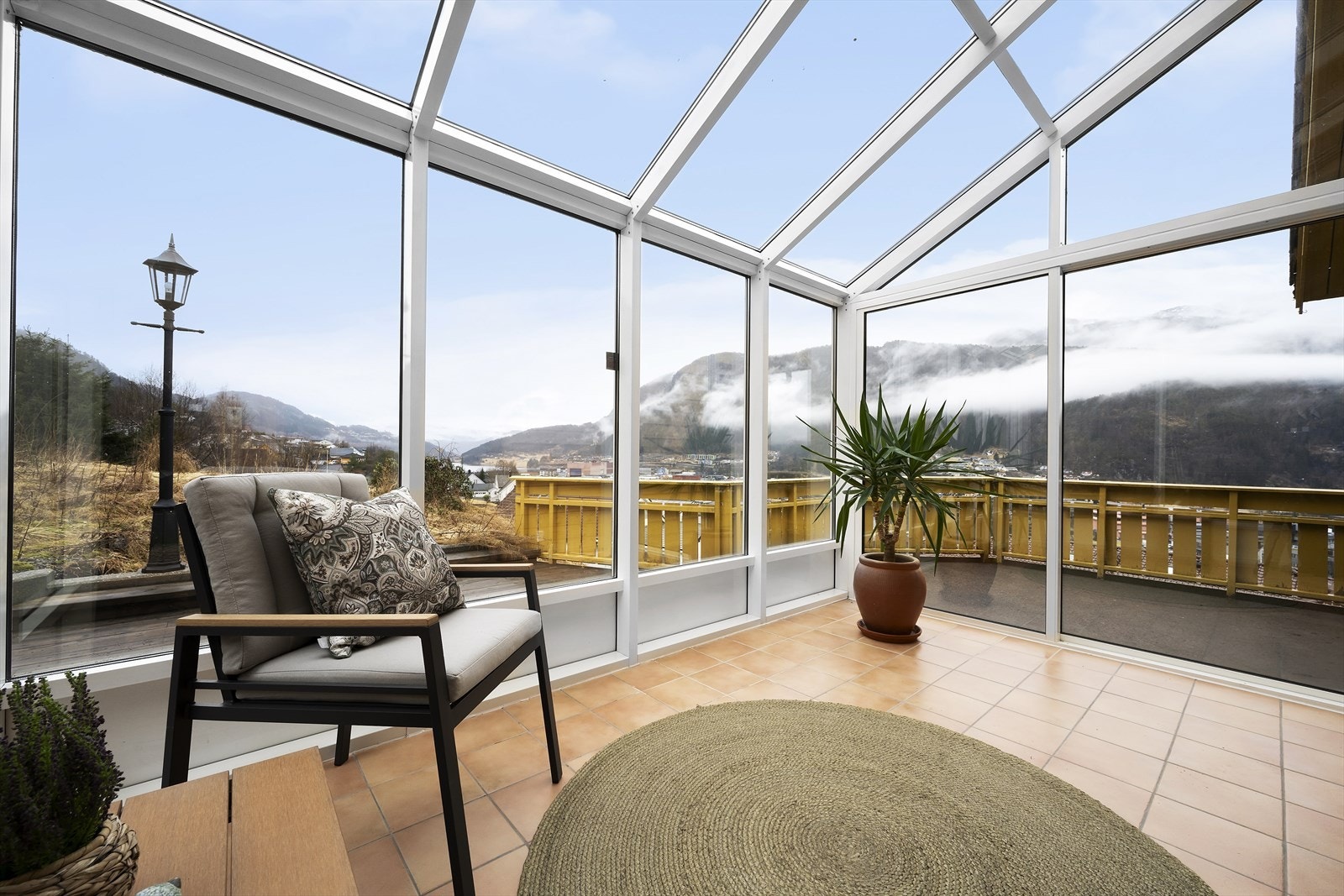 Flott utsikt mot Førdefjorden frå vinterhagen Galleribilde