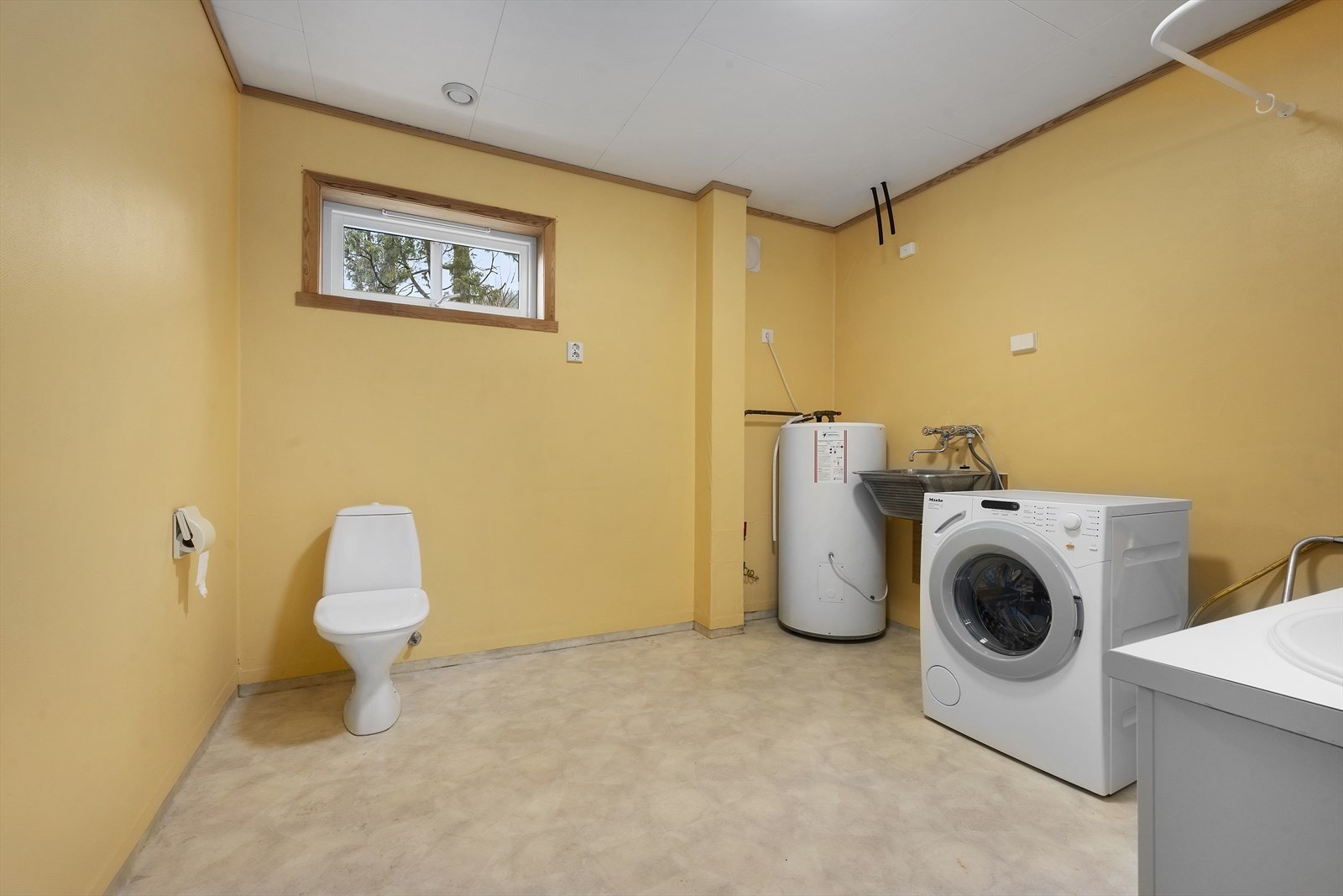 Bad/vaskerom i 1. etasje Galleribilde