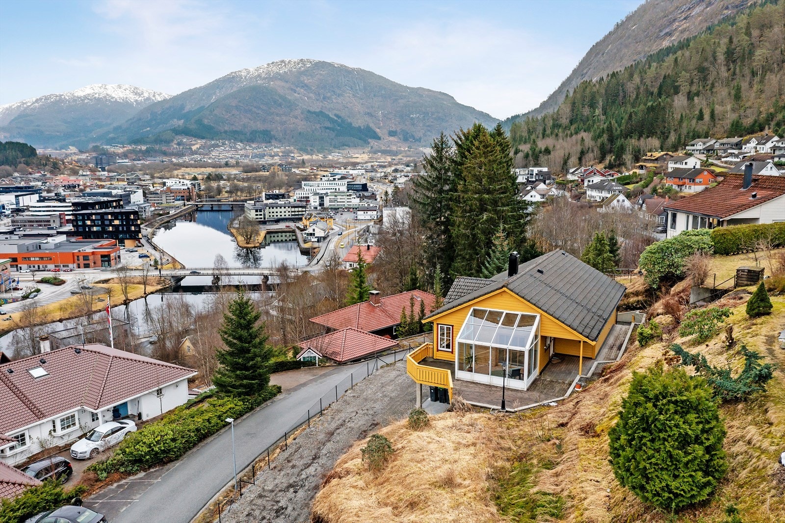 Spennande arkitektteikna einebustad like ved Førde sentrum Galleribilde