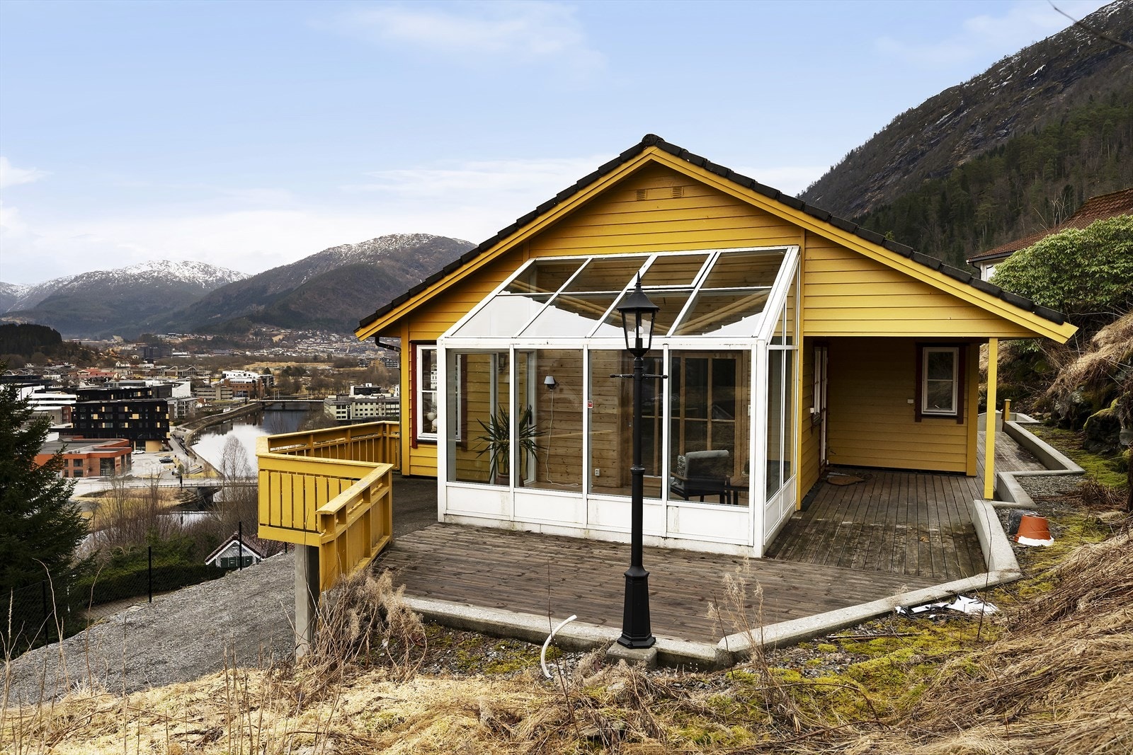 Ved vinterhagen er det stor terrasse mot norvest Galleribilde