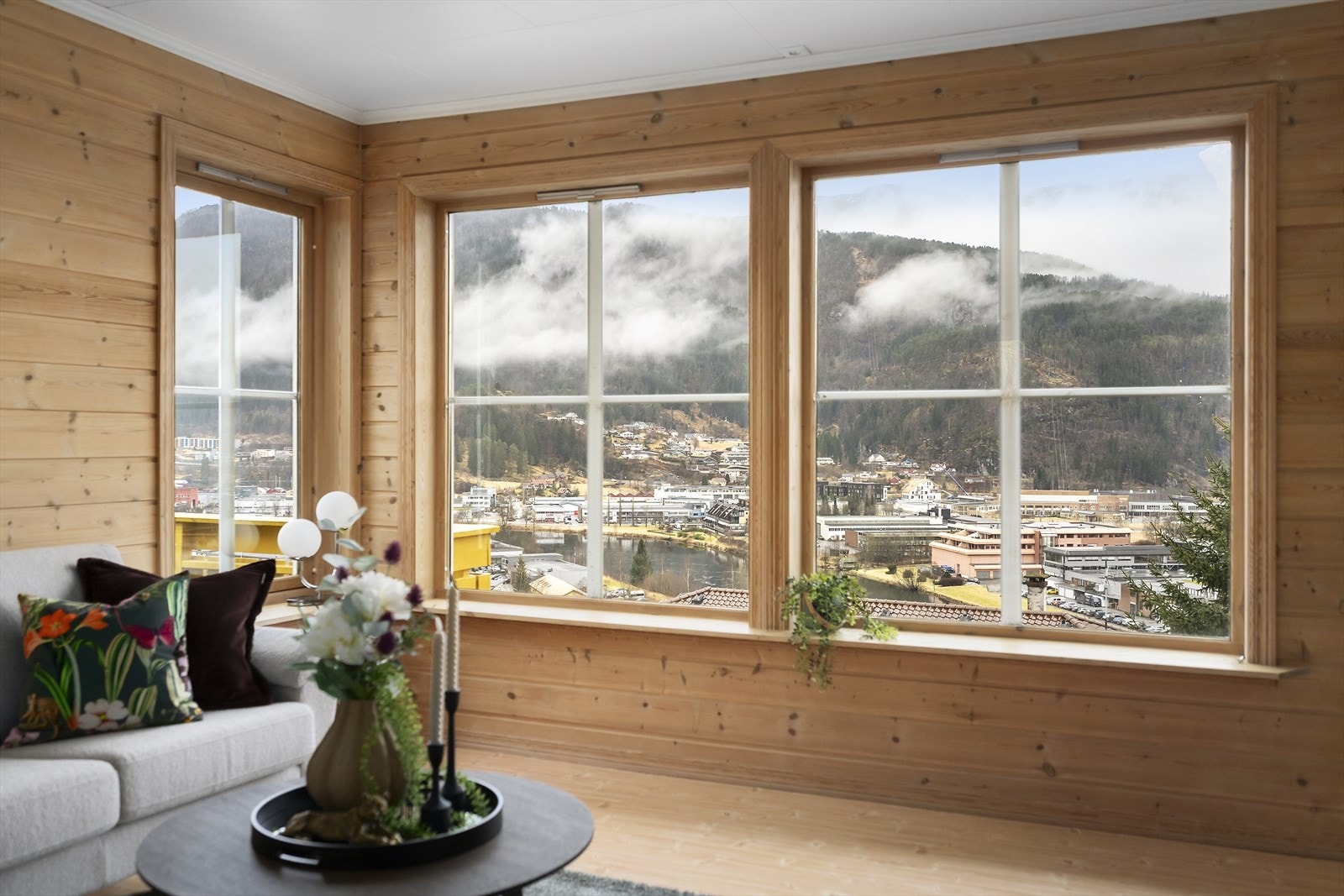 Frå stoveglasa er det flott utsikt mot sentrum Galleribilde