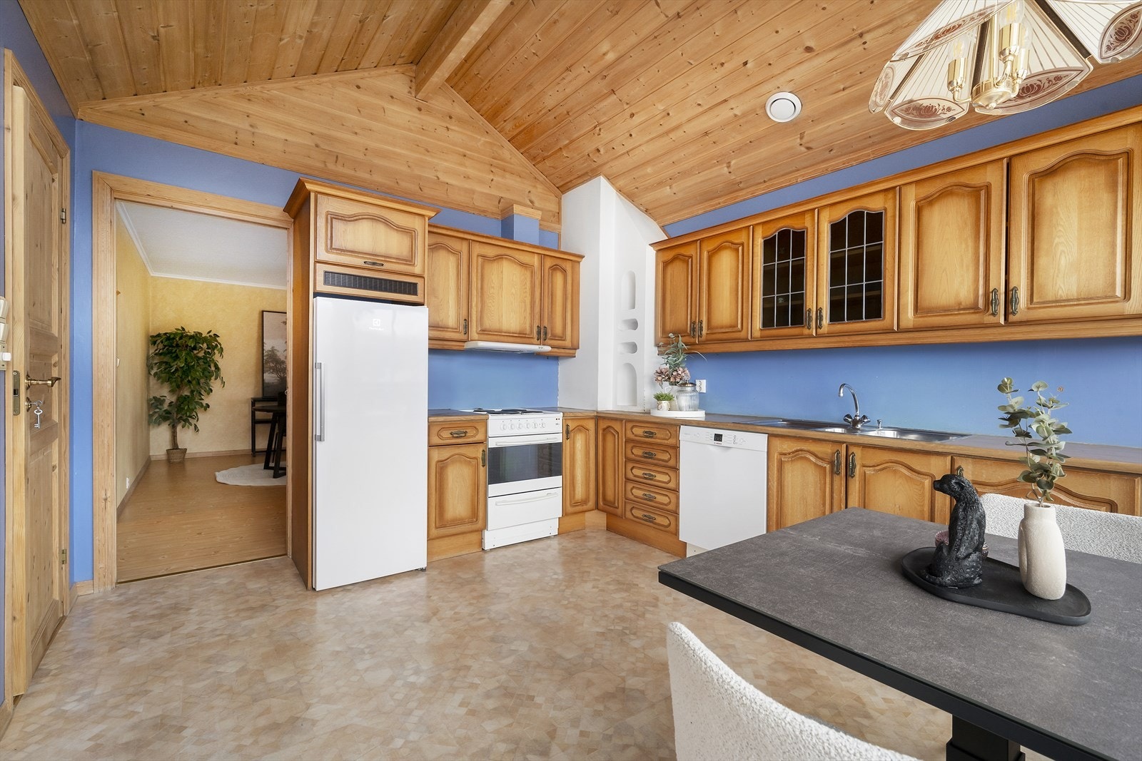 Mønt himling byr på luftig romfølelse Galleribilde