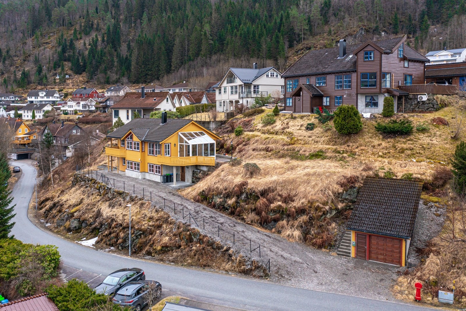 Frittståande garasje har enkel tilkomst frå gateplan Galleribilde
