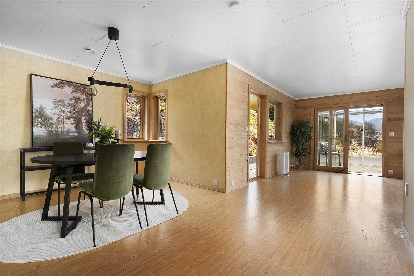 Tilbake i stova; God plass til spisebord i nær tilknytning til kjøkkenet Galleribilde