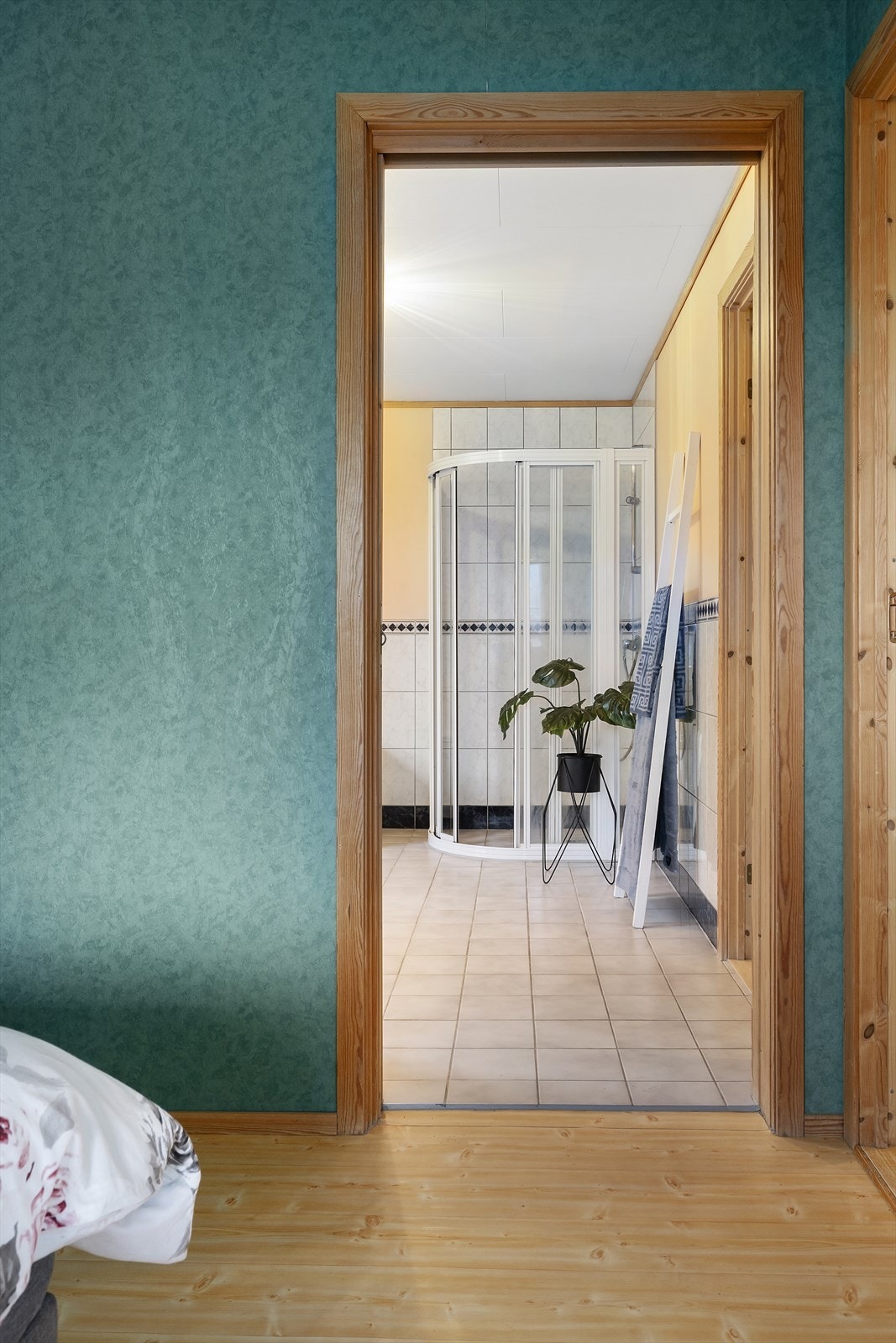 Frå hovudsoverom er det direkte tilkomst til bad Galleribilde