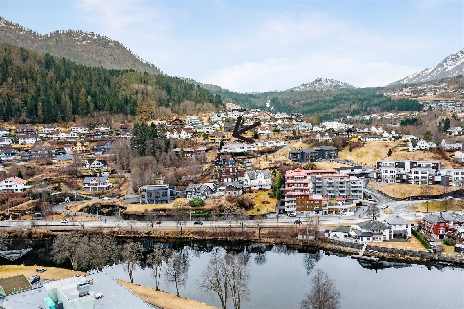 Bustaden ligg sentralt med korte avstandar til sentrum, turar i skog- og mark, samt barnehagar og skule Galleribilde