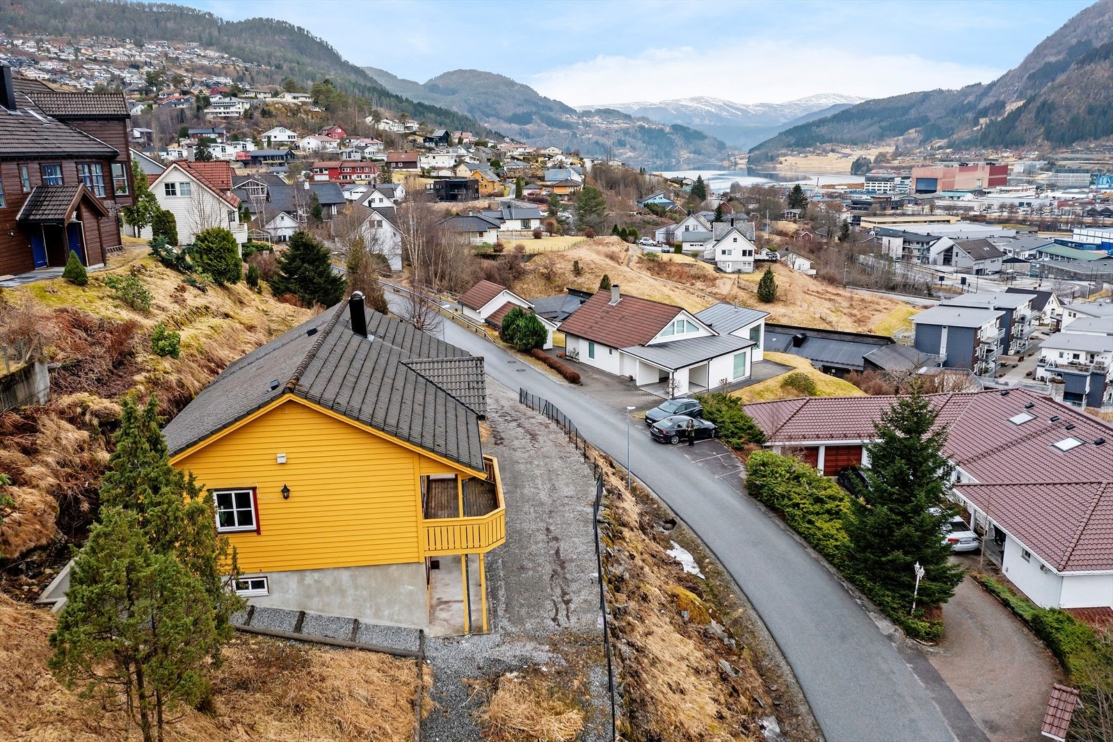Øvre Kleivane 14 ligg ideelt plassert i barnevennleg område med kort avstand til skule og barnehagar på Flatene og Halbrend Galleribilde